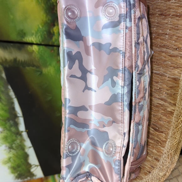 Lug Blush Camo Trolley Carryall Bag - Picture 6 of 12